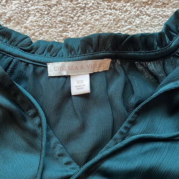 Chelsea and Violet Plisse Ruffle Split V-Neck Long Balloon Sleeve Blouse - Picture 4 of 5